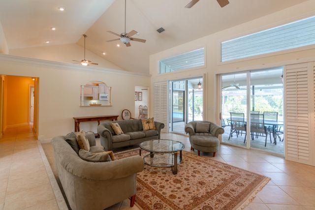 13 Balfour Road W, Palm Beach Gardens, FL 33418