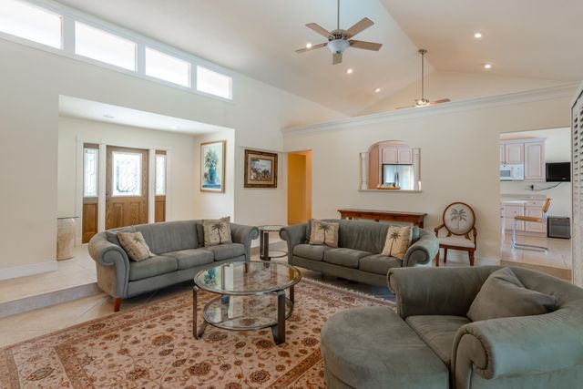 13 Balfour Road W, Palm Beach Gardens, FL 33418