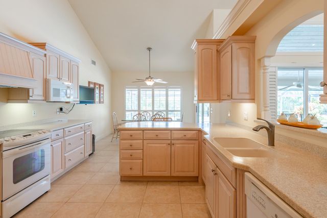 13 Balfour Road W, Palm Beach Gardens, FL 33418