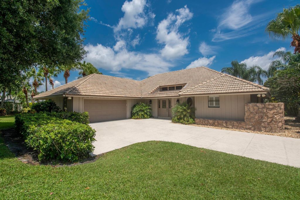 13 Balfour Road W, Palm Beach Gardens, FL 33418
