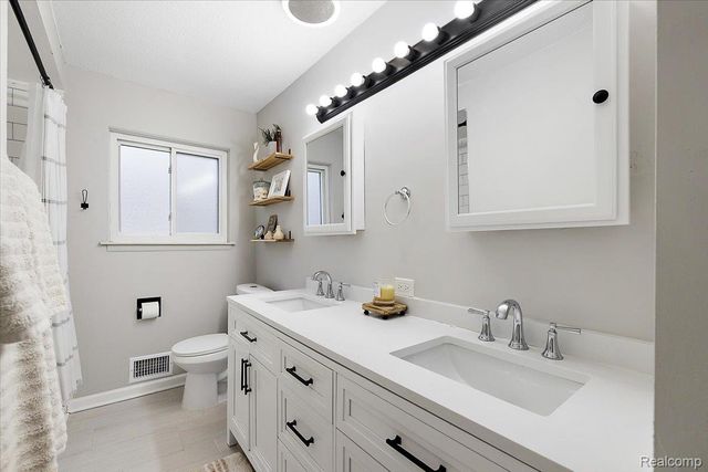 39621 Detroit Street, Harrison Charter Township, MI 48045