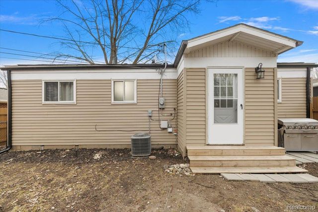 39621 Detroit Street, Harrison Charter Township, MI 48045