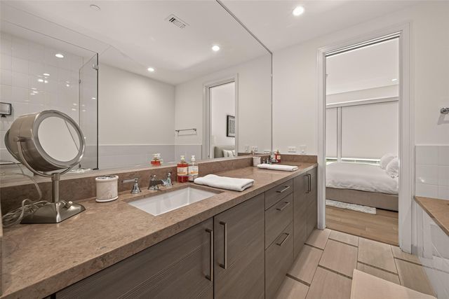 2047 Westcreek Lane 606, Houston, TX 77027