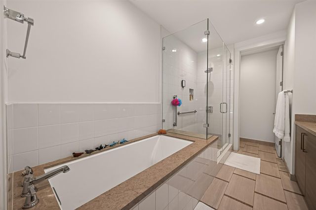 2047 Westcreek Lane 606, Houston, TX 77027