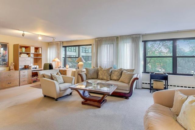 3410 N Lake Shore Drive 3AB, Chicago, IL 60657