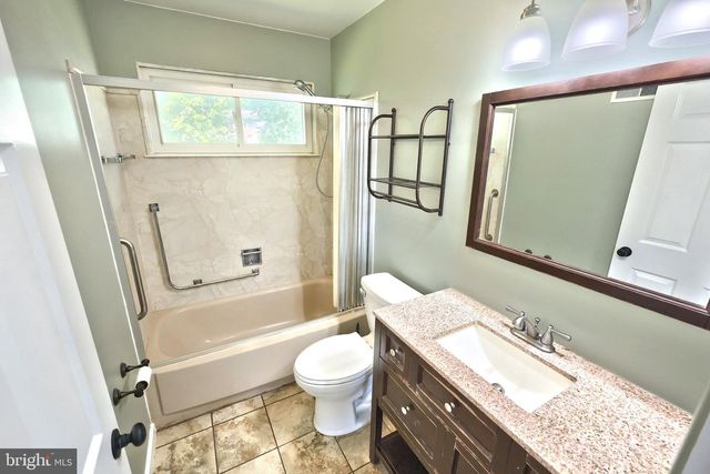 2551 BERKSHIRE LN, Dover, PA 17315