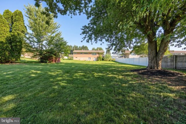2551 BERKSHIRE LN, Dover, PA 17315