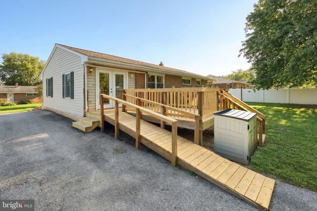 2551 BERKSHIRE LN, Dover, PA 17315