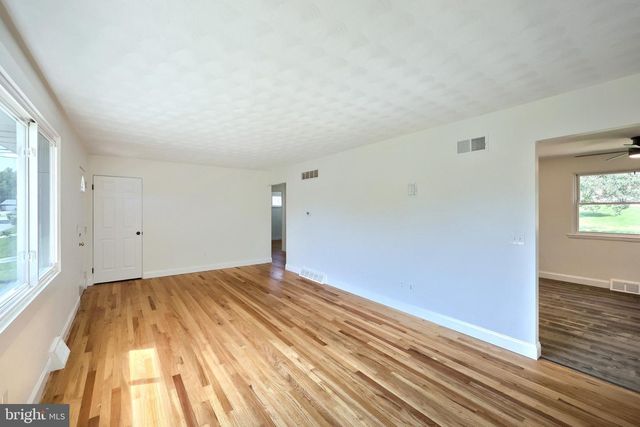 2551 BERKSHIRE LN, Dover, PA 17315