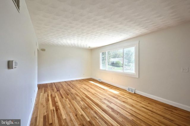 2551 BERKSHIRE LN, Dover, PA 17315