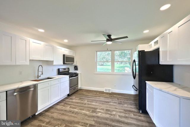 2551 BERKSHIRE LN, Dover, PA 17315