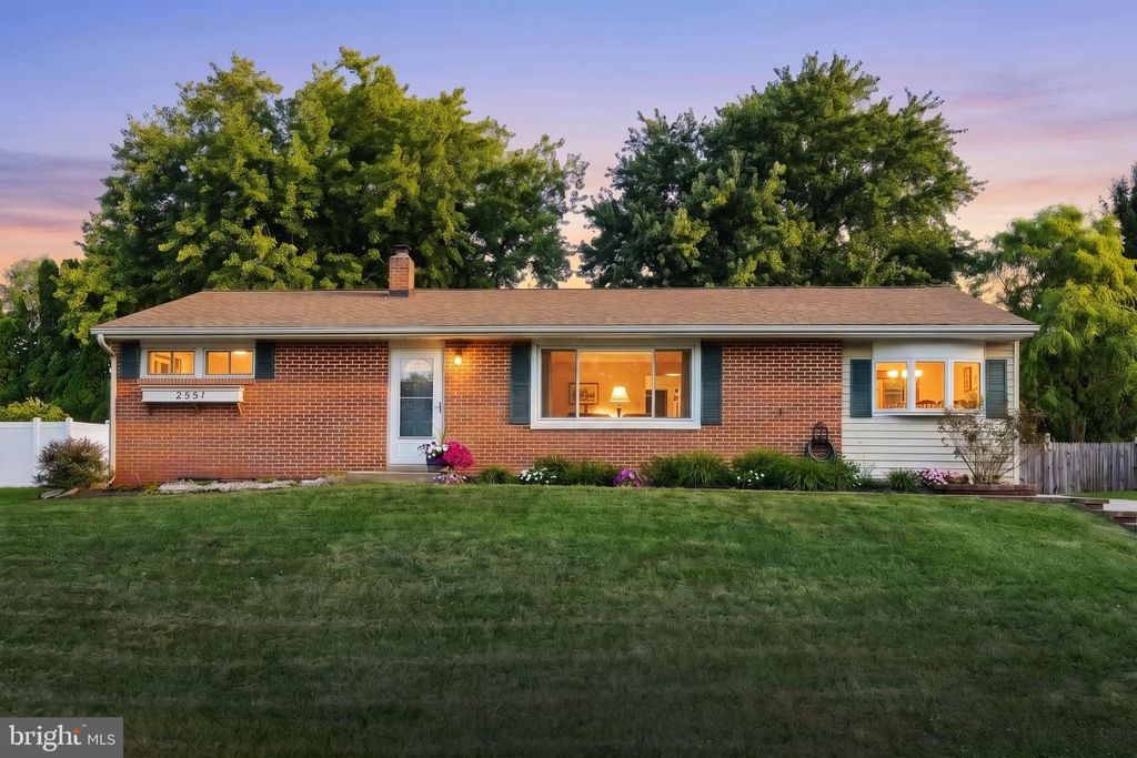 2551 BERKSHIRE LN, Dover, PA 17315