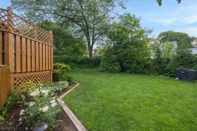 31 Briant Pkwy, Summit City, NJ 07901