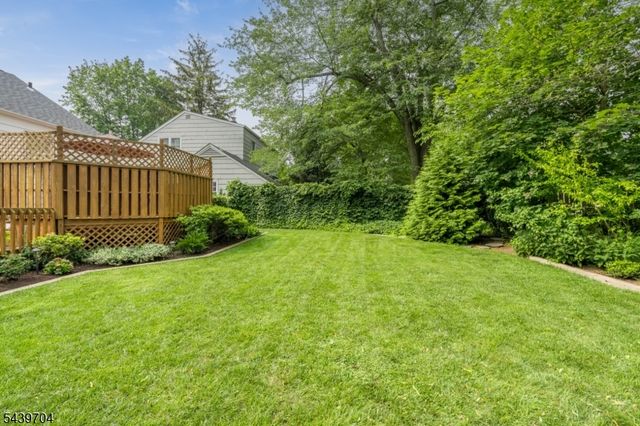 31 Briant Pkwy, Summit City, NJ 07901