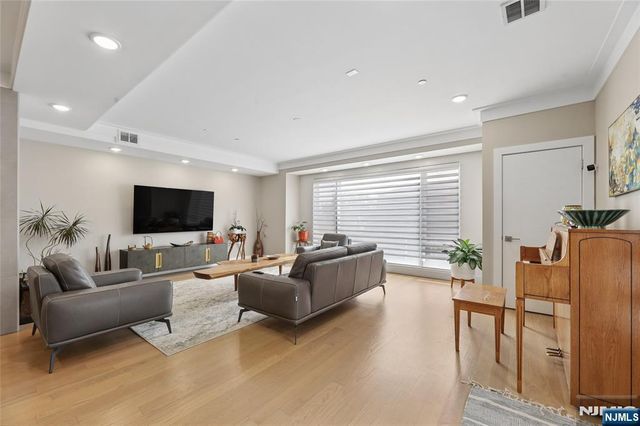 23 Lasher Lane, Edgewater, NJ 07020