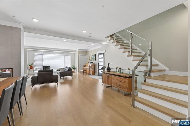23 Lasher Lane, Edgewater, NJ 07020