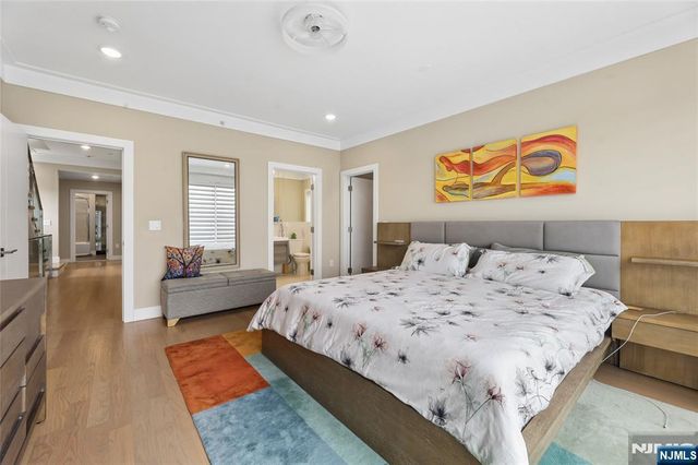 23 Lasher Lane, Edgewater, NJ 07020