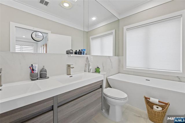 23 Lasher Lane, Edgewater, NJ 07020