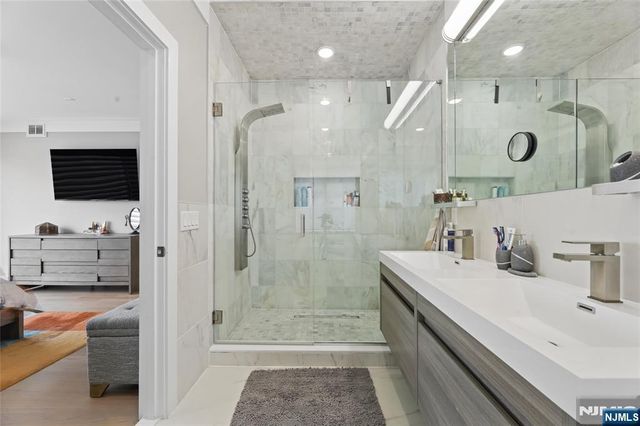 23 Lasher Lane, Edgewater, NJ 07020