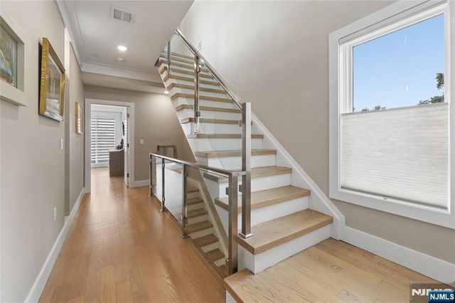 23 Lasher Lane, Edgewater, NJ 07020