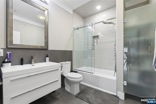 23 Lasher Lane, Edgewater, NJ 07020