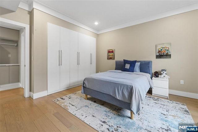 23 Lasher Lane, Edgewater, NJ 07020