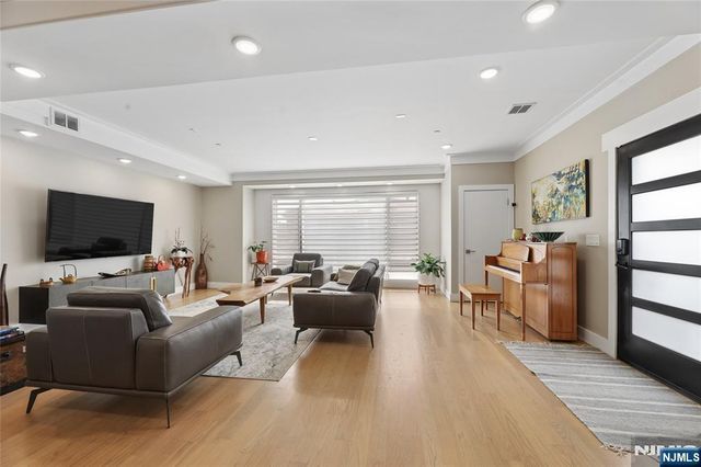 23 Lasher Lane, Edgewater, NJ 07020