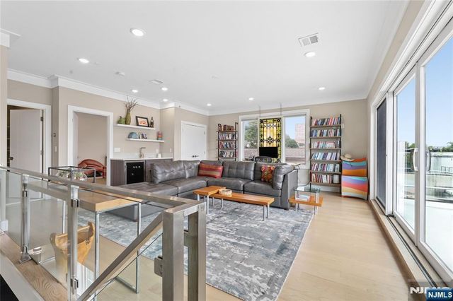 23 Lasher Lane, Edgewater, NJ 07020