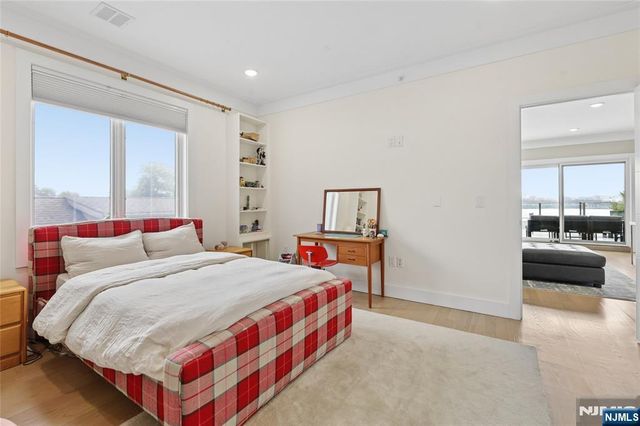 23 Lasher Lane, Edgewater, NJ 07020