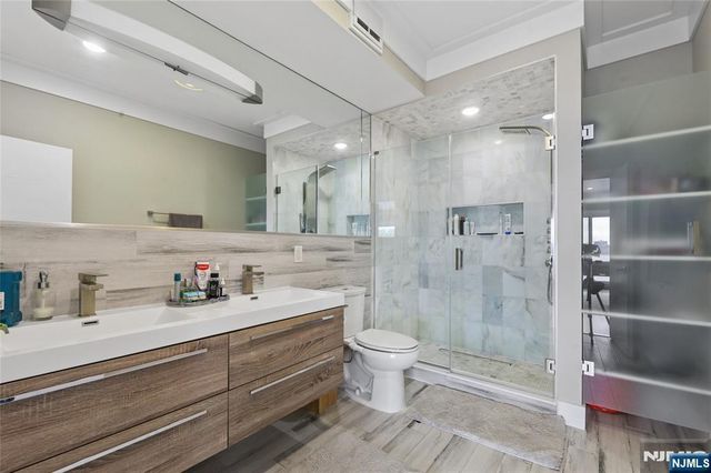 23 Lasher Lane, Edgewater, NJ 07020