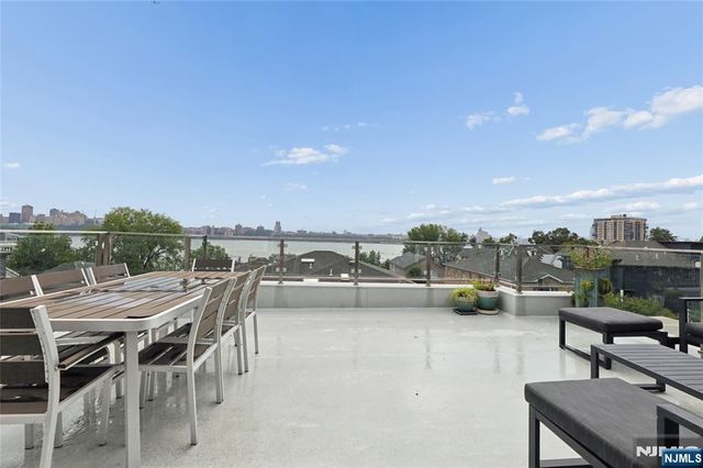 23 Lasher Lane, Edgewater, NJ 07020