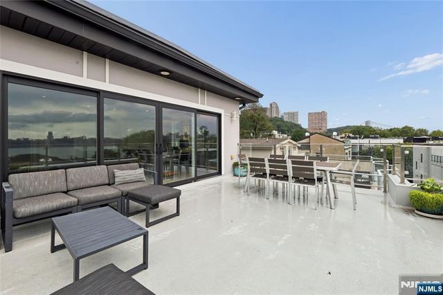 23 Lasher Lane, Edgewater, NJ 07020