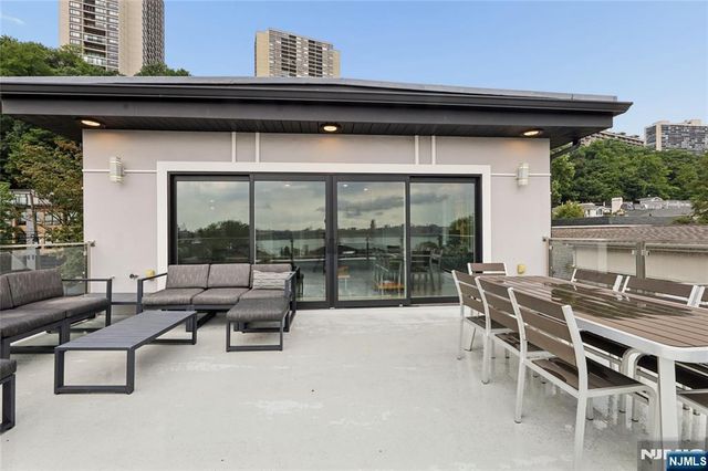 23 Lasher Lane, Edgewater, NJ 07020