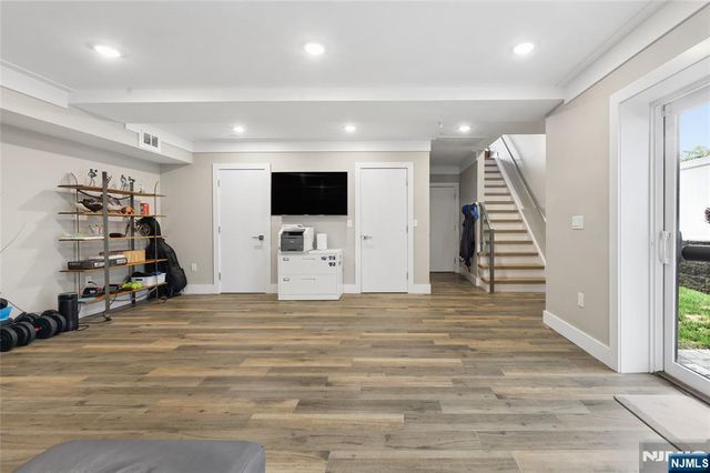 23 Lasher Lane, Edgewater, NJ 07020
