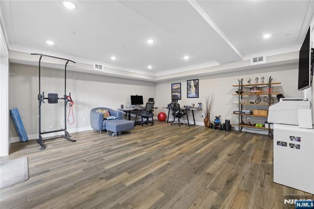 23 Lasher Lane, Edgewater, NJ 07020