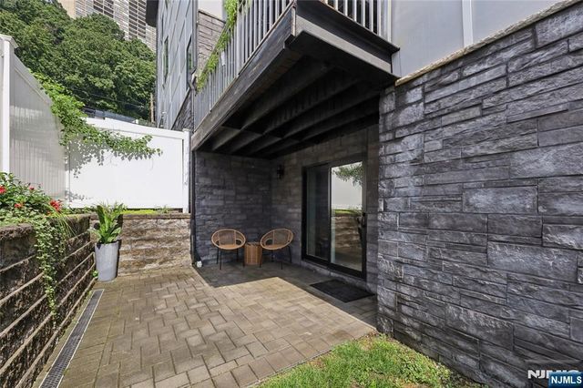 23 Lasher Lane, Edgewater, NJ 07020