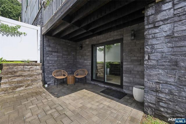 23 Lasher Lane, Edgewater, NJ 07020