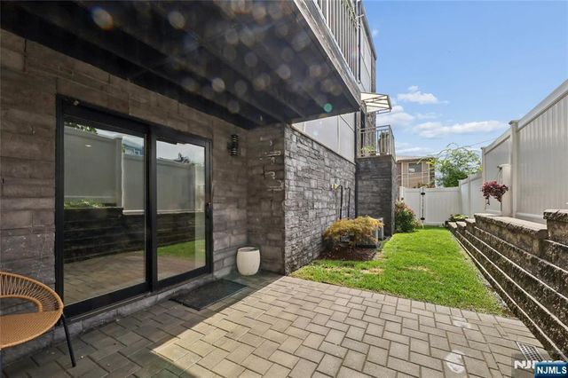 23 Lasher Lane, Edgewater, NJ 07020