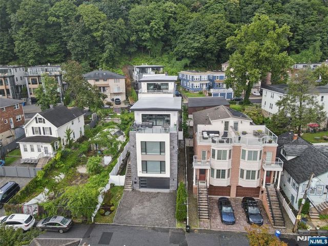 23 Lasher Lane, Edgewater, NJ 07020