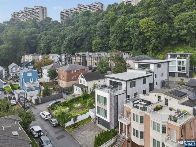 23 Lasher Lane, Edgewater, NJ 07020