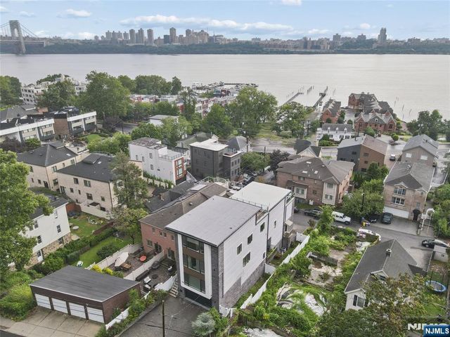 23 Lasher Lane, Edgewater, NJ 07020