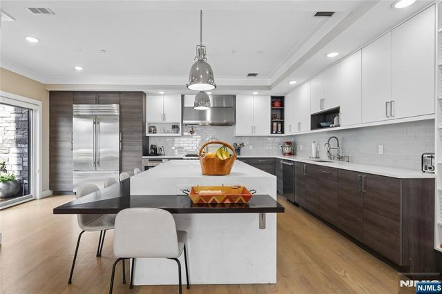 23 Lasher Lane, Edgewater, NJ 07020