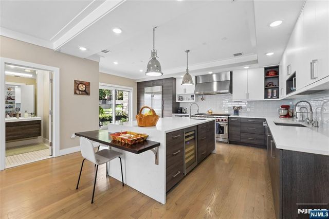 23 Lasher Lane, Edgewater, NJ 07020