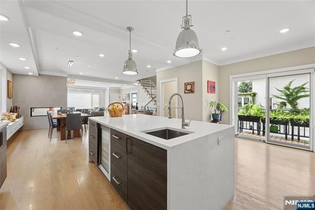 23 Lasher Lane, Edgewater, NJ 07020