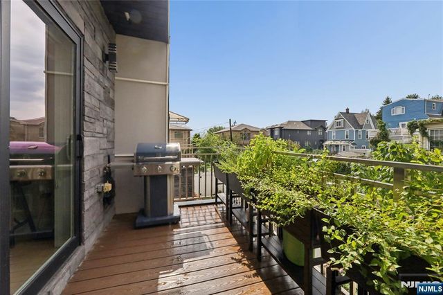 23 Lasher Lane, Edgewater, NJ 07020