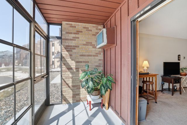 2700 Oxford Street N 102, Roseville, MN 55113