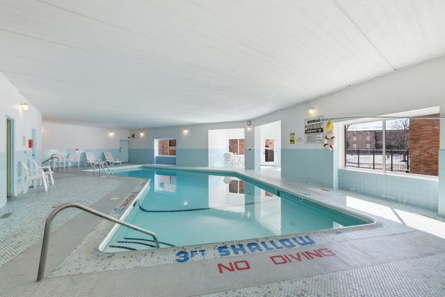 2700 Oxford Street N 102, Roseville, MN 55113