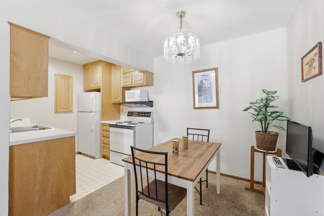 2700 Oxford Street N 102, Roseville, MN 55113