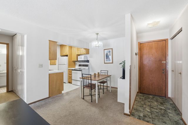 2700 Oxford Street N 102, Roseville, MN 55113