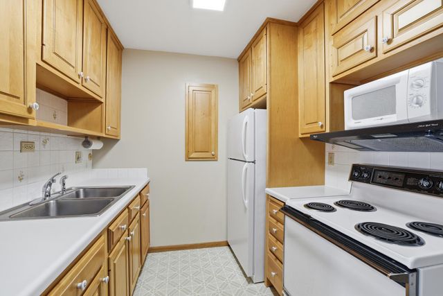 2700 Oxford Street N 102, Roseville, MN 55113